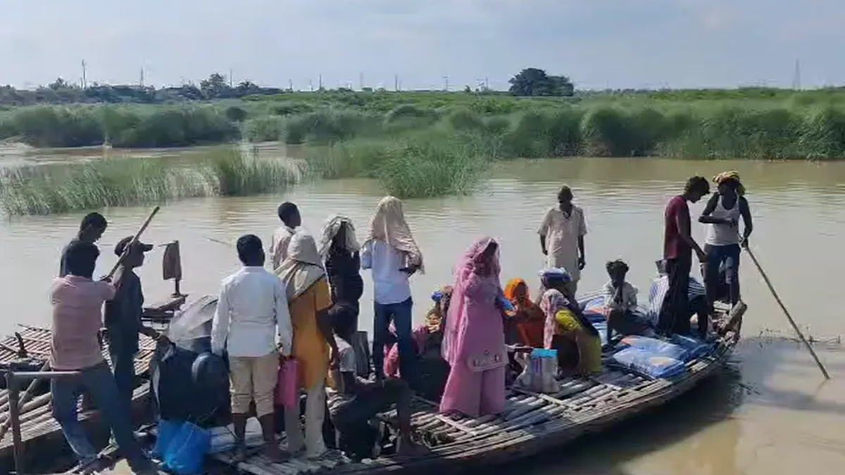 दरभंगा में कोसी और कमला बलान नदी के उफान से जलमग्न गांवों में नाव से आवागमन करते ग्रामीण।