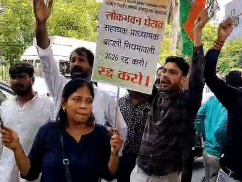 पटना में PhD होल्डर्स के प्रदर्शन के दौरान बैरिकेडिंग पर चढ़े प्रदर्शनकारी