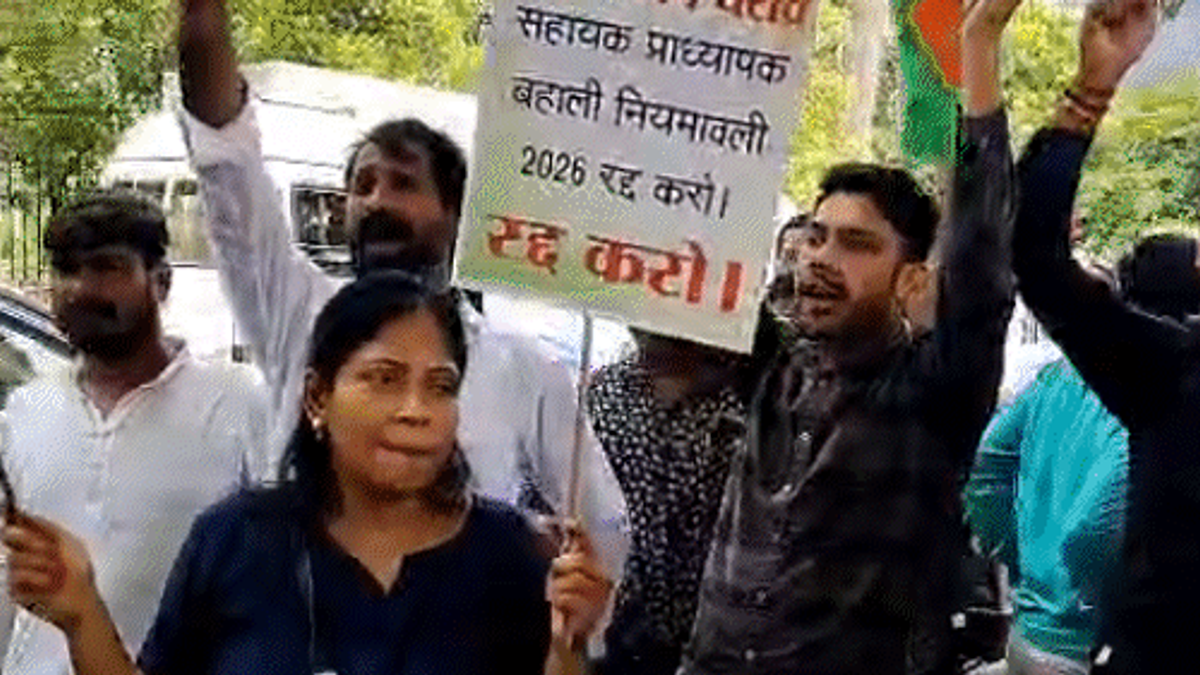 पटना में PhD होल्डर्स के प्रदर्शन के दौरान बैरिकेडिंग पर चढ़े प्रदर्शनकारी