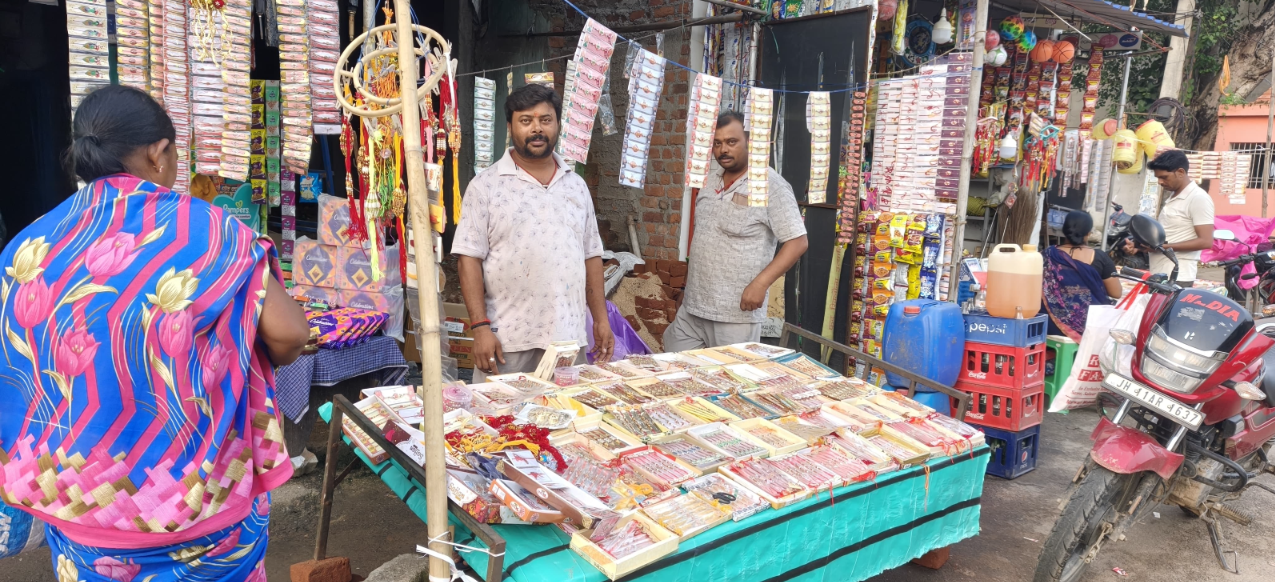 रक्षाबंधन से पहले गिरिडीह के बाजार में रंग-बिरंगी राखियों की खरीदारी करती महिलाएं।
