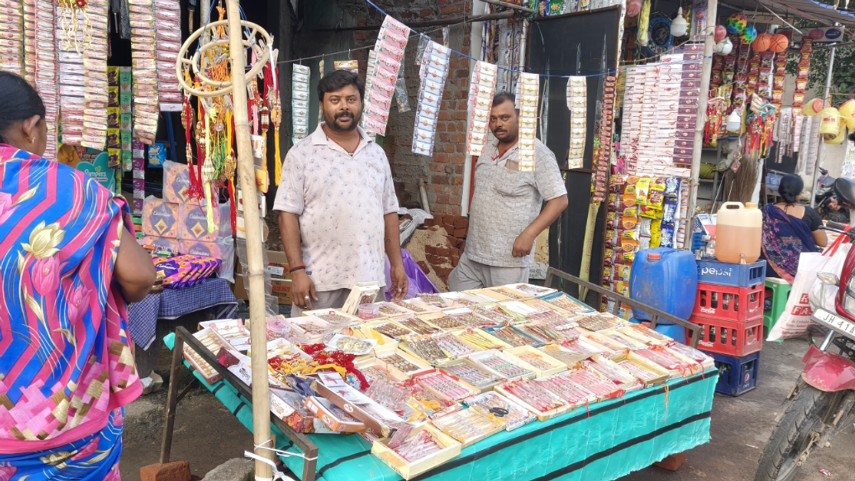 रक्षाबंधन से पहले गिरिडीह के बाजार में रंग-बिरंगी राखियों की खरीदारी करती महिलाएं।