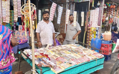 रक्षाबंधन से पहले गिरिडीह के बाजार में रंग-बिरंगी राखियों की खरीदारी करती महिलाएं।
