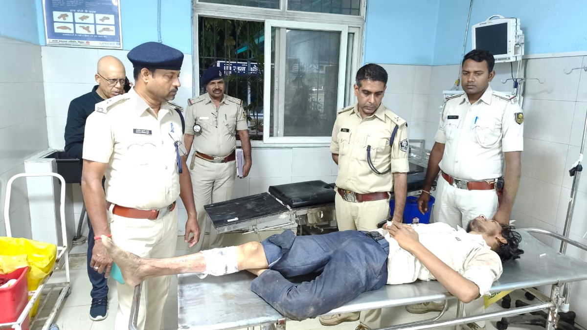 भोजपुर के कोईलवर में कोर्ट से लौट रहे चाचा-भतीजे पर फायरिंग के बाद घटनास्थल और जांच करती पुलिस की सांकेतिक तस्वीर।