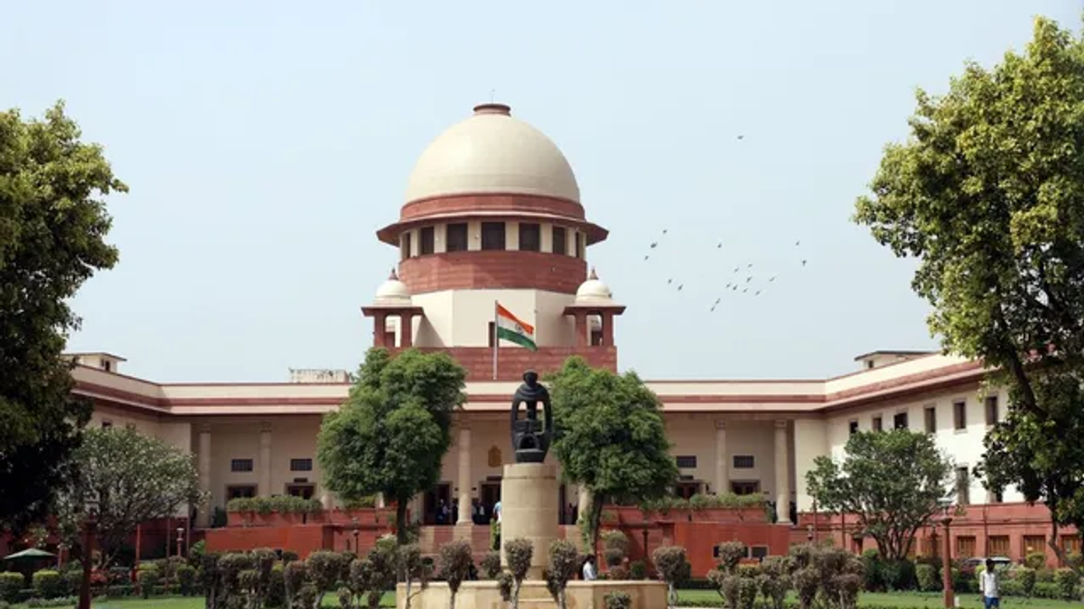 सुप्रीम कोर्ट भवन की तस्वीर, जहां संपत्ति बंटवारा मामले में क्लाइंट की अनुमति के बिना वकील द्वारा समझौता किए जाने पर महत्वपूर्ण फैसला सुनाया गया।