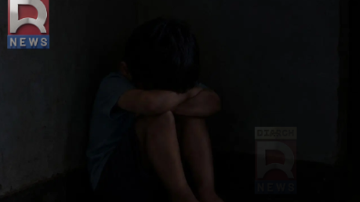 रांची के निजी स्कूल हॉस्टल में मामले की जांच करती पुलिस टीम