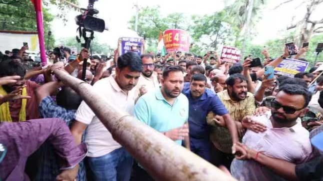 तेजस्वी यादव के लोकभवन मार्च में RJD कार्यकर्ताओं का प्रदर्शन और महागठबंधन की राजनीतिक रणनीति