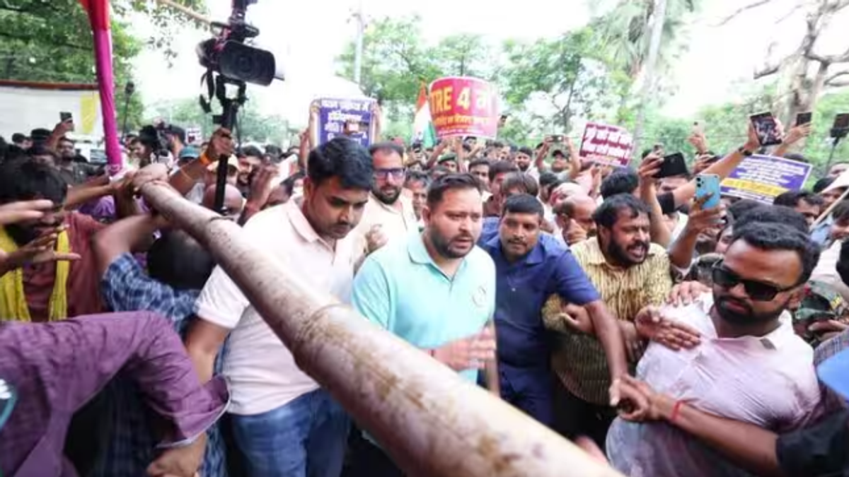 तेजस्वी यादव के लोकभवन मार्च में RJD कार्यकर्ताओं का प्रदर्शन और महागठबंधन की राजनीतिक रणनीति
