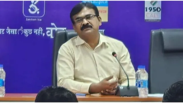 रांची में वर्चुअल समीक्षा बैठक के दौरान झारखंड के मुख्य निर्वाचन पदाधिकारी के. रवि कुमार मतदाता सूची पुनरीक्षण अभियान की समीक्षा करते हुए।