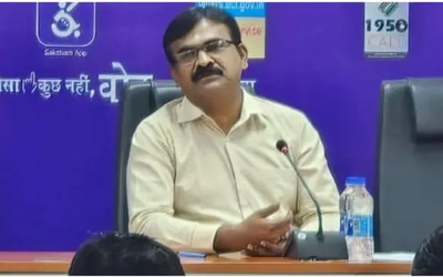 रांची में वर्चुअल समीक्षा बैठक के दौरान झारखंड के मुख्य निर्वाचन पदाधिकारी के. रवि कुमार मतदाता सूची पुनरीक्षण अभियान की समीक्षा करते हुए।