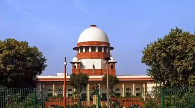 चुनावी हलफनामे में गलत जानकारी से जुड़े मामले पर सुप्रीम कोर्ट की इमारत।