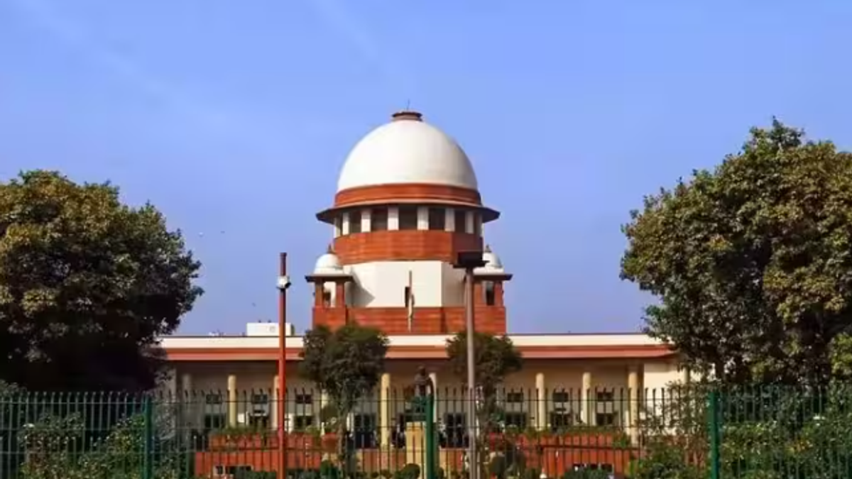 चुनावी हलफनामे में गलत जानकारी से जुड़े मामले पर सुप्रीम कोर्ट की इमारत।