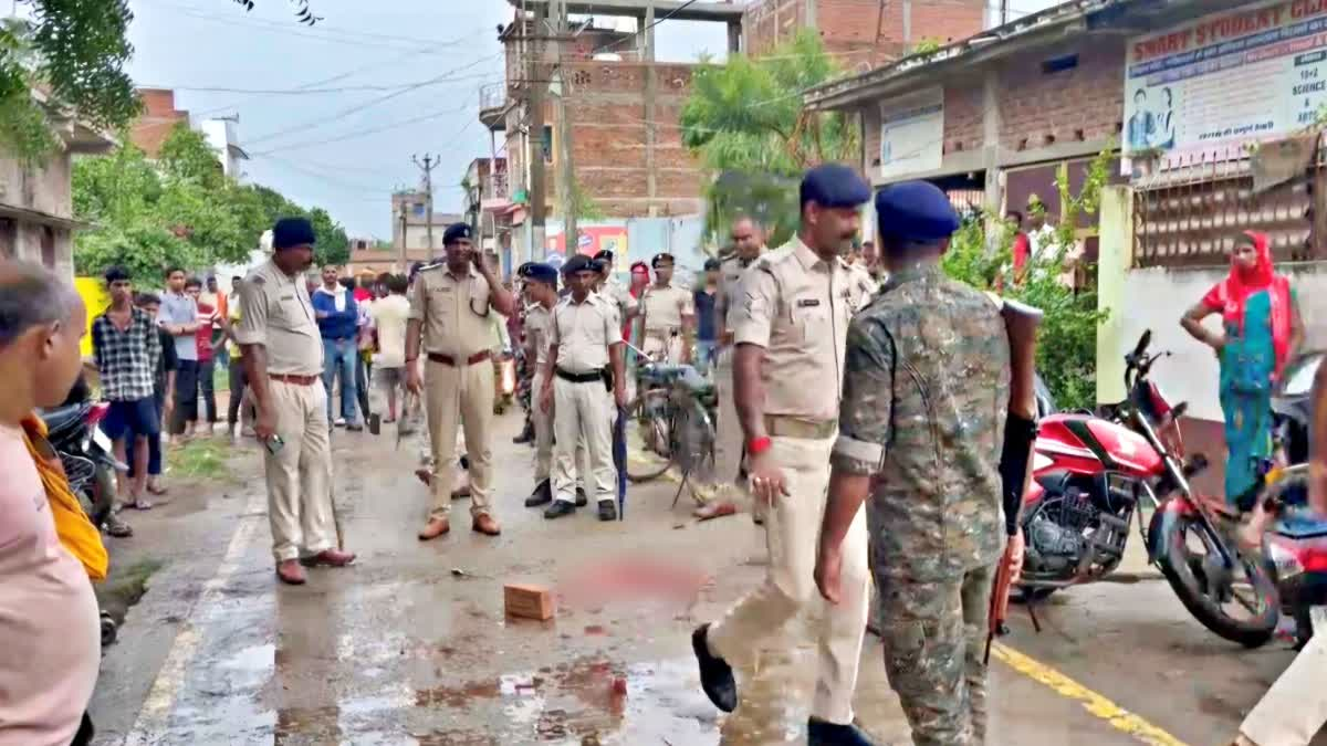 भोजपुर में राजेश यादव हत्याकांड के बाद घटनास्थल पर जांच करती बिहार पुलिस।