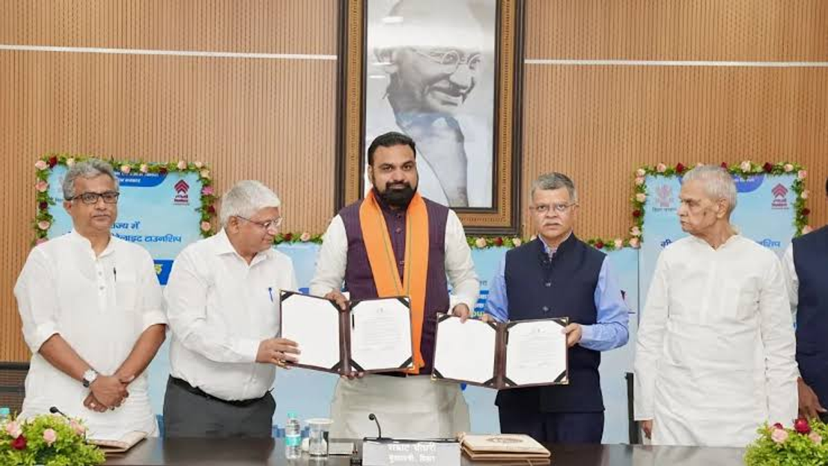 मुख्यमंत्री सम्राट चौधरी की उपस्थिति में बिहार सरकार और HUDCO के बीच 12 ग्रीनफील्ड सैटेलाइट टाउनशिप के लिए ₹1 लाख करोड़ के MoU पर हस्ताक्षर का दृश्य।