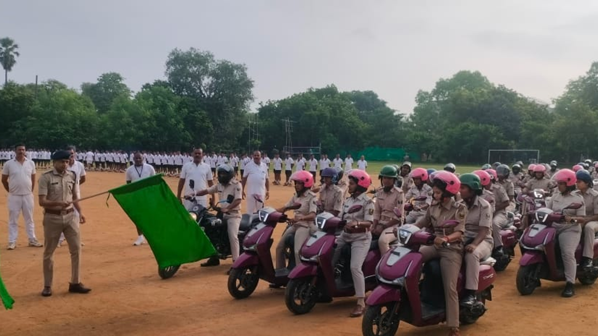 गया में महिला पुलिसकर्मियों को ‘पुलिस दीदी’ पेट्रोलिंग के लिए बाइक-स्कूटी प्रदान की गईं