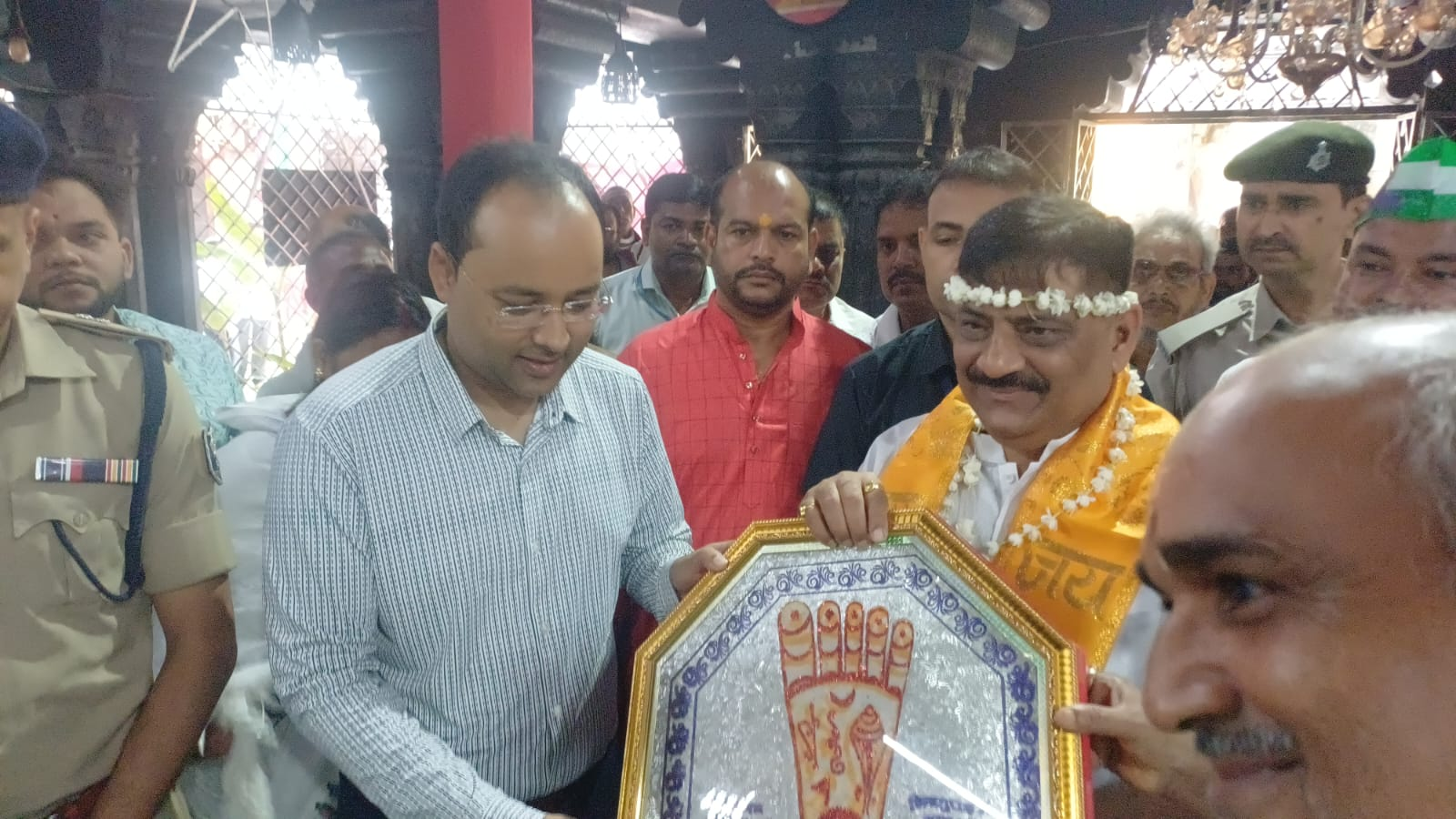 गया में विष्णुपद मंदिर के दर्शन के बाद गंगा जल समझौते और गया-बोधगया कॉरिडोर पर बयान देते संजय झा