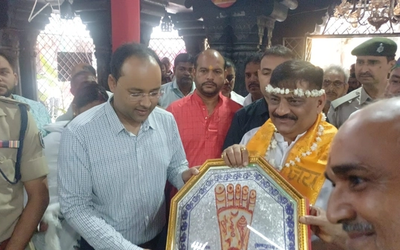 गया में विष्णुपद मंदिर के दर्शन के बाद गंगा जल समझौते और गया-बोधगया कॉरिडोर पर बयान देते संजय झा
