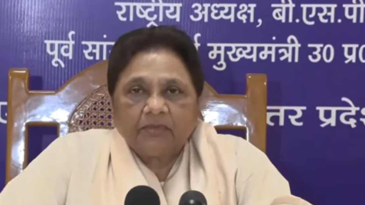 बसपा सुप्रीमो मायावती लखनऊ में प्रेस कॉन्फ्रेंस के दौरान