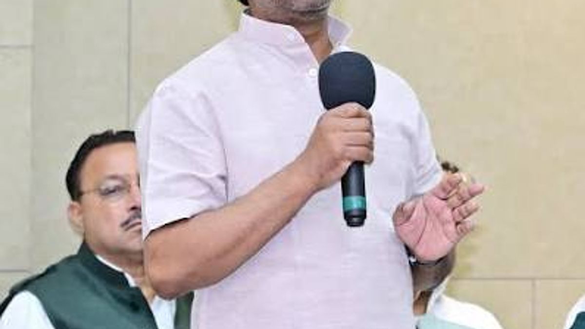 रांची स्थित मुख्यमंत्री आवास में SIR अभियान के तहत एन्यूमरेशन प्रपत्र भरते मुख्यमंत्री हेमन्त सोरेन और निर्वाचन अधिकारी।