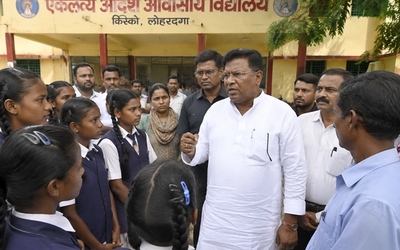 किस्को एकलव्य विद्यालय का निरीक्षण करते लोहरदगा सांसद सुखदेव भगत