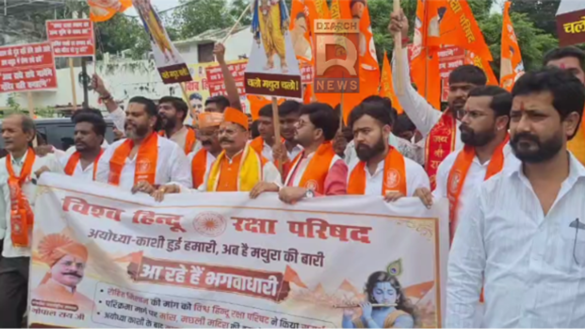 लखनऊ में मथुरा कूच से पहले विश्व हिंदू रक्षा परिषद के कार्यकर्ताओं को रोकती पुलिस का प्रतीकात्मक दृश्य।