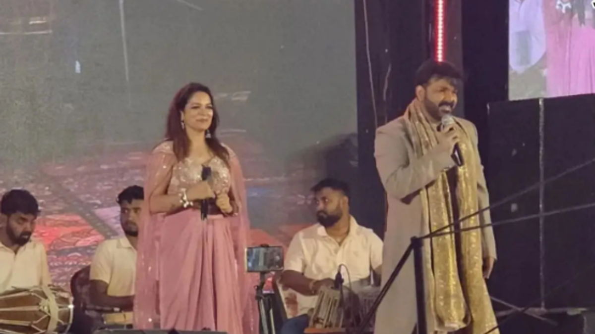 पवन सिंह ने मुंगेर दुर्गा पूजा कार्यक्रम में अक्षरा सिंह से माफी मांगते हुए मंच से दिया बयान
