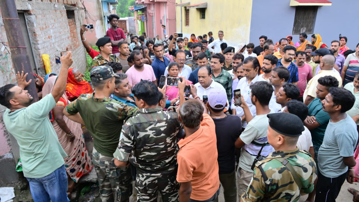 जामताड़ा में मृतक परिवार से मुलाकात के बाद मीडिया से बातचीत करते स्वास्थ्य मंत्री डॉ. इरफान अंसारी।