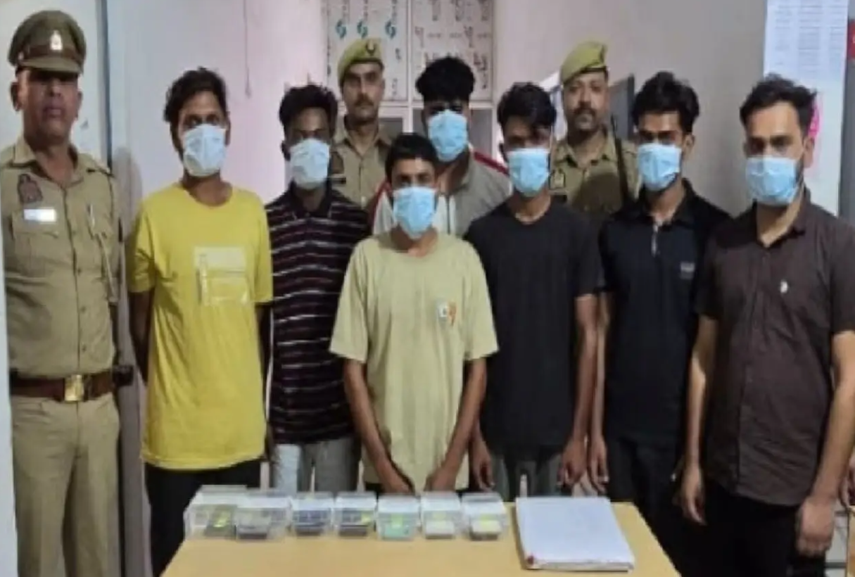 AI और ChatGPT की मदद से बनाई गई फर्जी HSRP वेबसाइट के जरिए साइबर ठगी करने वाले गिरोह को गिरफ्तार करती बिजनौर पुलिस।