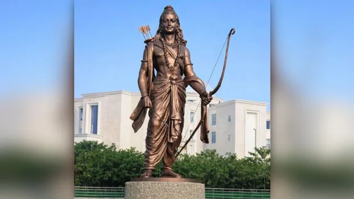बरेली की रामायण वाटिका में स्थापित 51 फीट ऊंची वनवासी भगवान श्रीराम की कांस्य प्रतिमा।