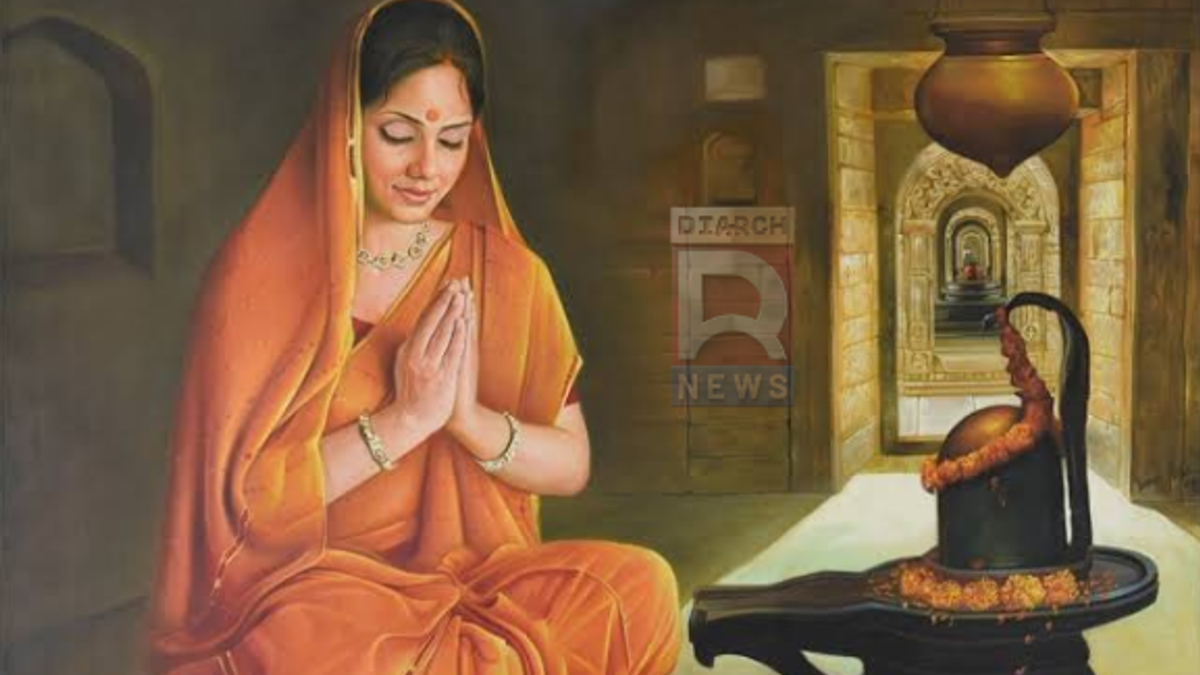 सावन सोमवार पर शिवलिंग का जलाभिषेक और पूजा करती महिला श्रद्धालु