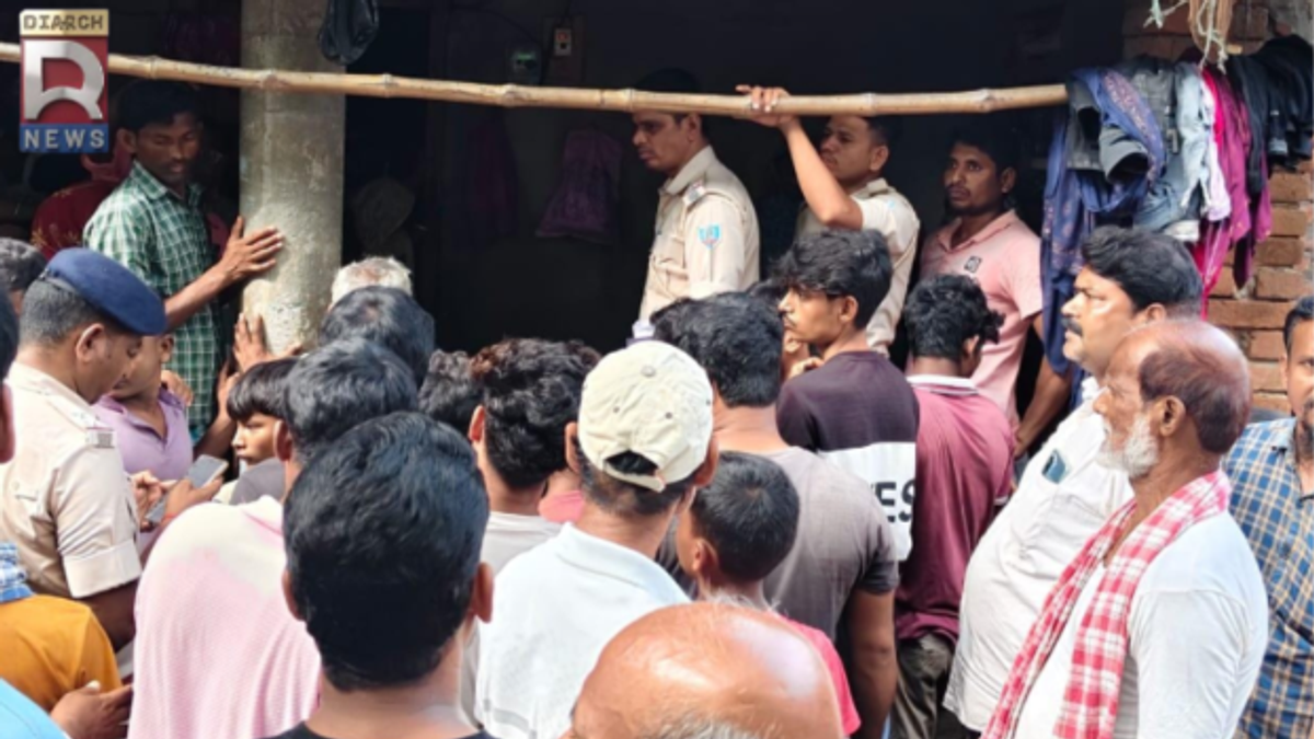 साहिबगंज के बिशनपुर गांव में बेटे की हत्या के बाद घटनास्थल पर जांच करती पुलिस और जुटे ग्रामीण।