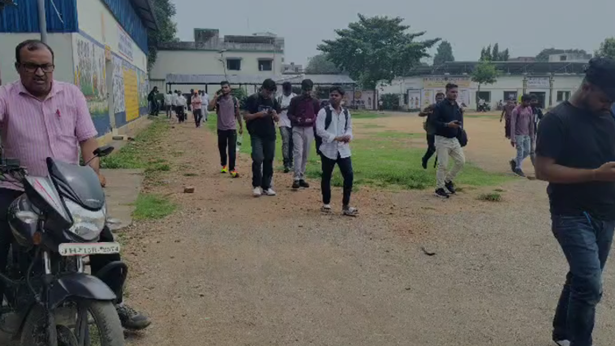 देवघर के परीक्षा केंद्र पर JSSC क्षेत्रीय कार्यकर्ता प्रतियोगिता परीक्षा-2024 के दौरान प्रवेश से पहले अभ्यर्थियों की जांच करते सुरक्षा कर्मी।