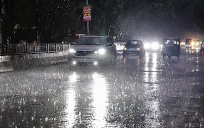 रांची में बारिश के दौरान भीगी सड़क और झारखंड में भारी बारिश को लेकर मौसम विभाग द्वारा जारी येलो अलर्ट।
