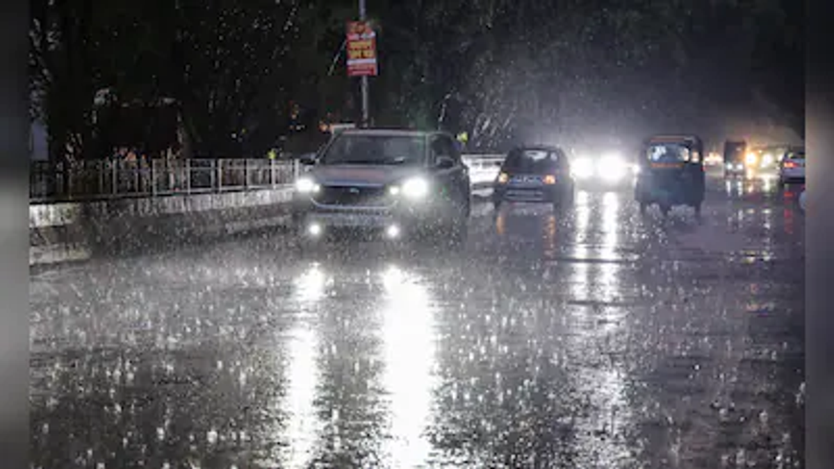रांची में बारिश के दौरान भीगी सड़क और झारखंड में भारी बारिश को लेकर मौसम विभाग द्वारा जारी येलो अलर्ट।