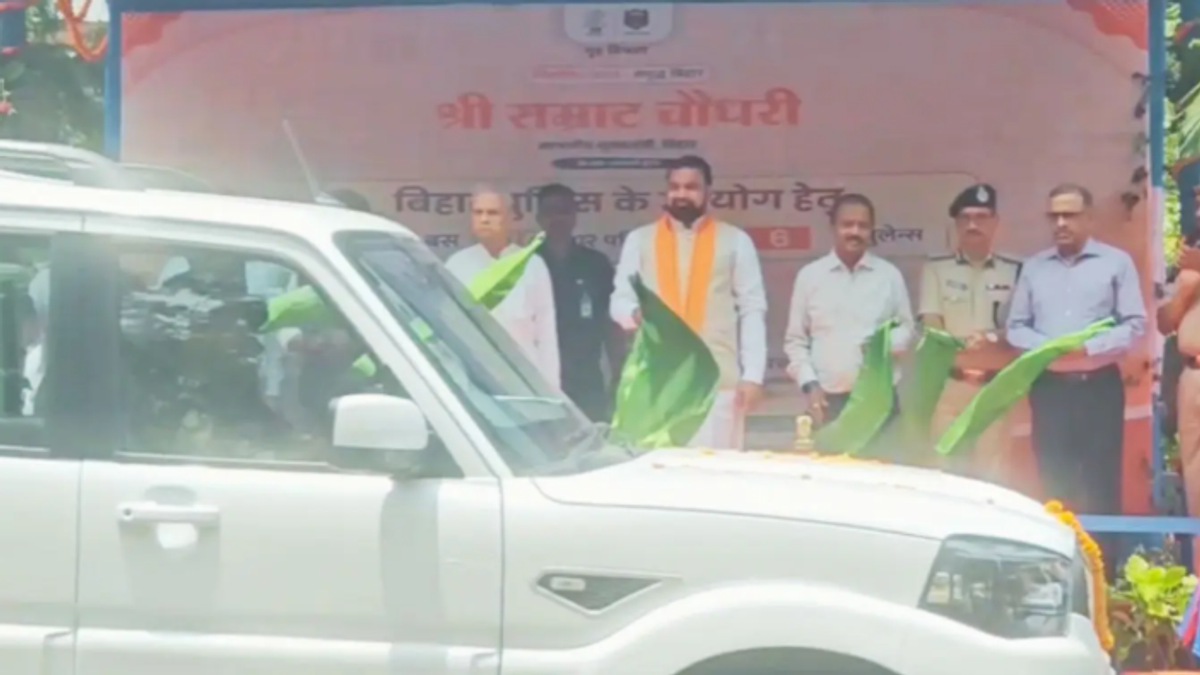 मुख्यमंत्री सम्राट चौधरी बिहार पुलिस की 84 नई हाईटेक गाड़ियों को हरी झंडी दिखाकर रवाना करते हुए।