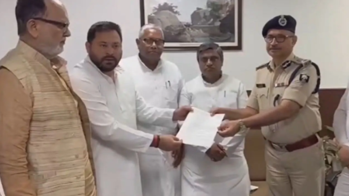 तेजस्वी यादव डीजीपी विनय कुमार से मुलाकात करते हुए