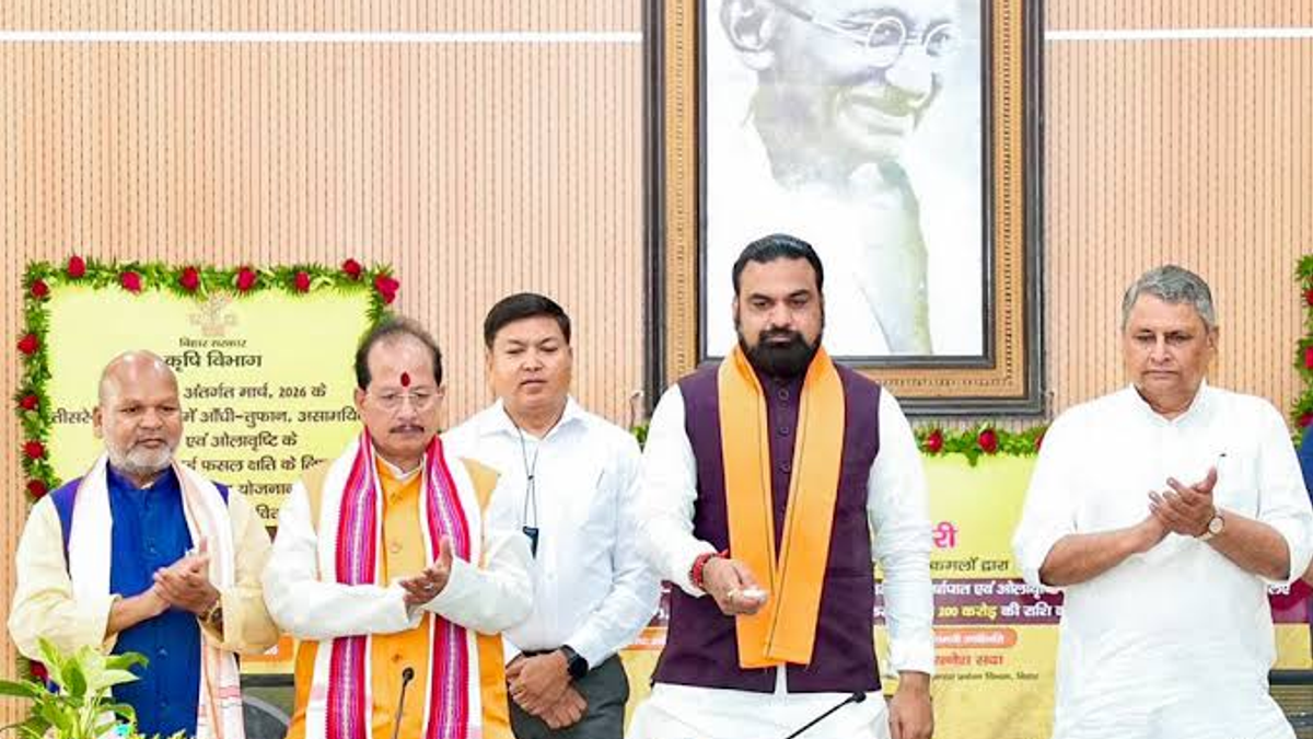 मोबाइल पर DBT भुगतान की जानकारी देखते किसान, बिहार सरकार की कृषि इनपुट अनुदान योजना से लाभान्वित ग्रामीण किसान