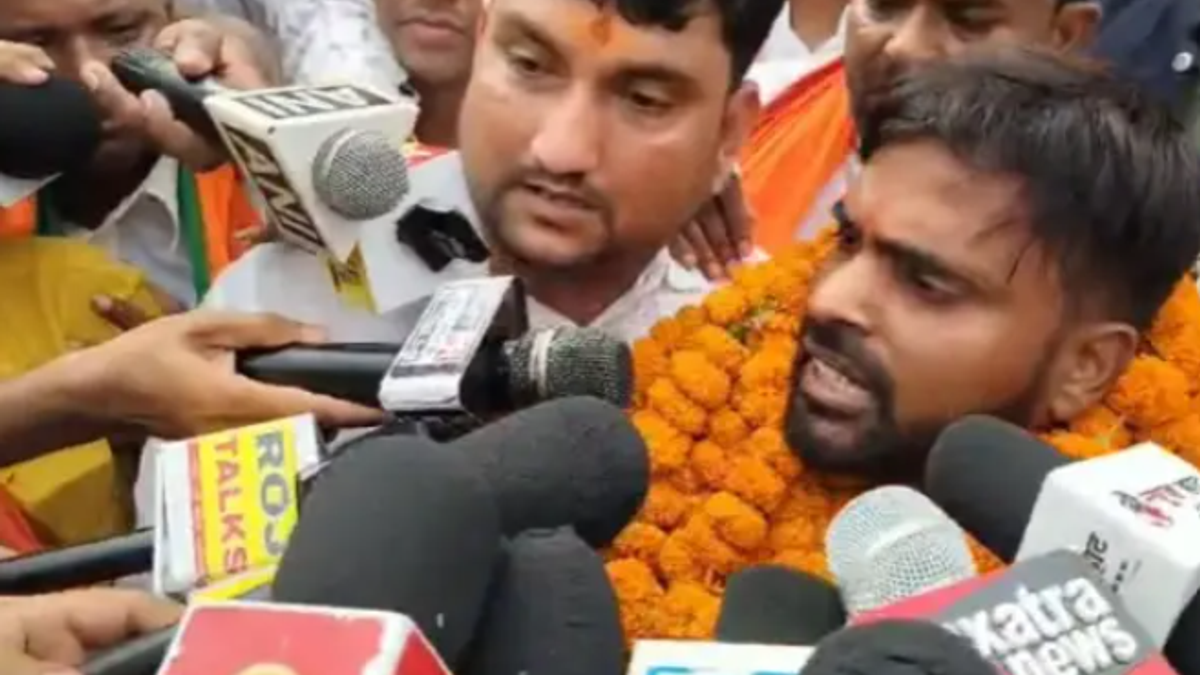 बांकीपुर उपचुनाव में मुख्यमंत्री सम्राट चौधरी के साथ रोड शो के दौरान रथ पर सवार BJP उम्मीदवार नीरज सिन्हा।