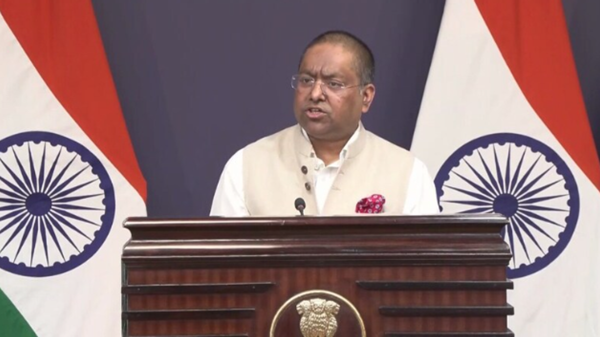 विदेश मंत्रालय के प्रवक्ता रणधीर जायसवाल शेख हसीना के मीडिया संबोधन पर भारत का आधिकारिक रुख स्पष्ट करते हुए।