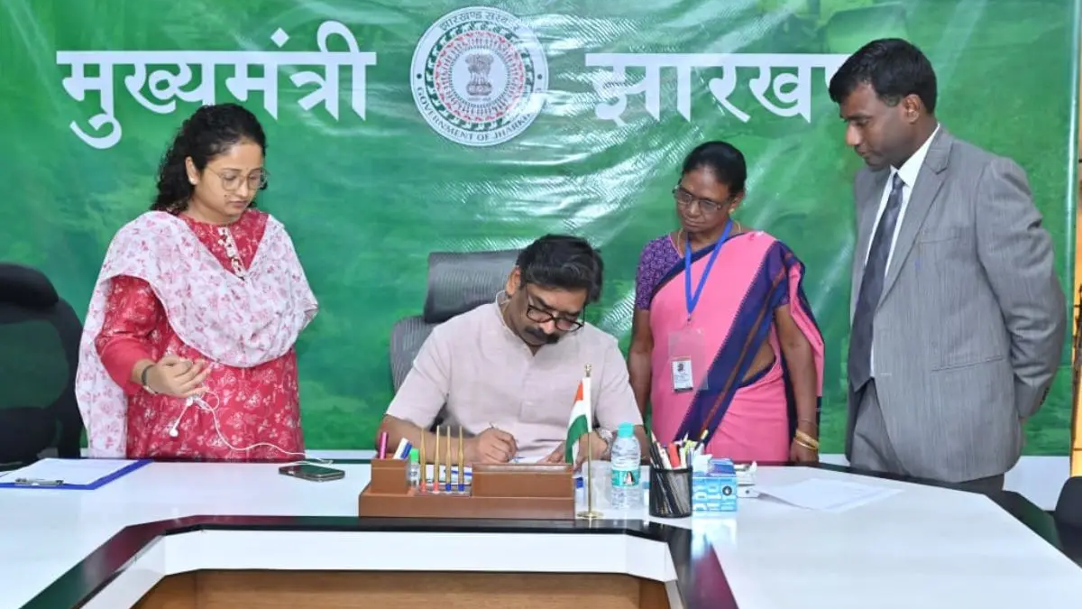 झारखंड में SIR अभियान की समीक्षा बैठक के दौरान अधिकारियों को निर्देश देते मुख्यमंत्री हेमंत सोरेन का सांकेतिक दृश्य।