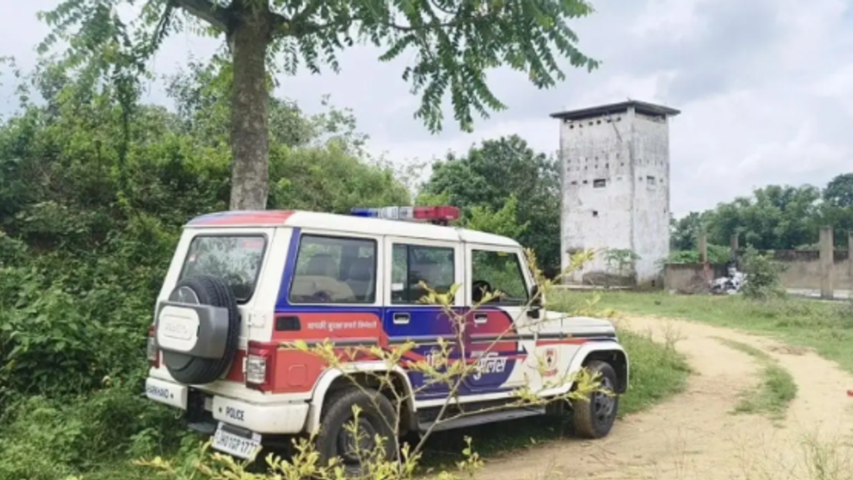 कोडरमा में विस्फोटक मैगजीन हाउस पर छापेमारी के दौरान जांच करती NIA और सुरक्षा बलों की सांकेतिक तस्वीर।