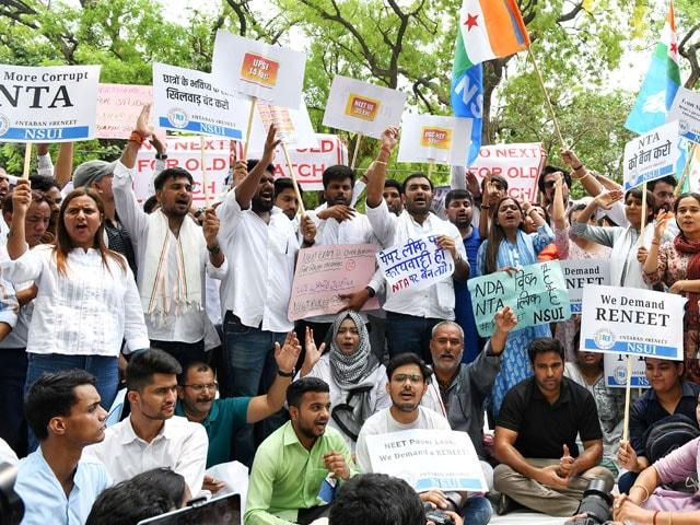 पाकुड़ में NEET-UGC पेपर लीक के विरोध में प्रदर्शन करते छात्र और प्रधानमंत्री नरेंद्र मोदी व शिक्षा मंत्री धर्मेंद्र प्रधान का प्रतीकात्मक पुतला दहन।