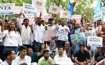 पाकुड़ में NEET-UGC पेपर लीक के विरोध में प्रदर्शन करते छात्र और प्रधानमंत्री नरेंद्र मोदी व शिक्षा मंत्री धर्मेंद्र प्रधान का प्रतीकात्मक पुतला दहन।