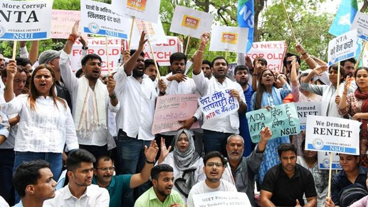 पाकुड़ में NEET-UGC पेपर लीक के विरोध में प्रदर्शन करते छात्र और प्रधानमंत्री नरेंद्र मोदी व शिक्षा मंत्री धर्मेंद्र प्रधान का प्रतीकात्मक पुतला दहन।
