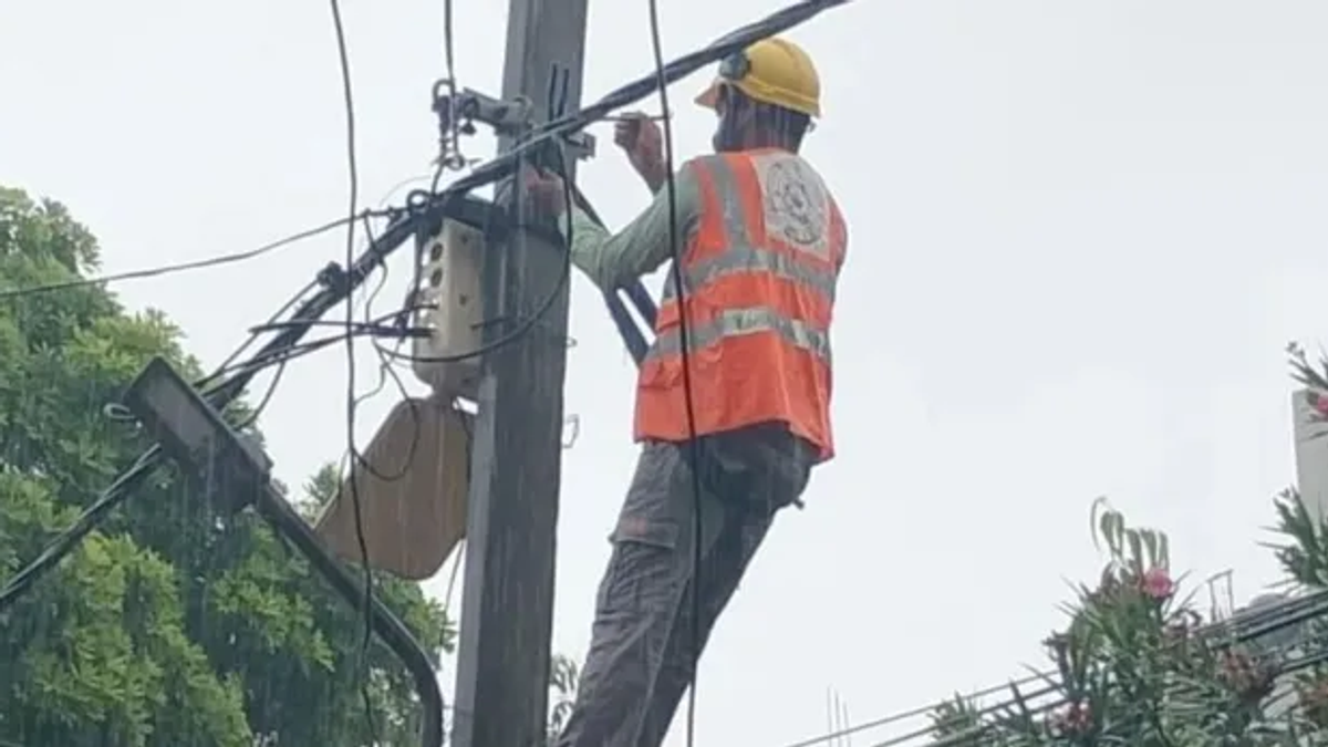 गोरखपुर के विजय चौक में जलभराव के बीच बिजली के अंडरग्राउंड केबल बॉक्स का सांकेतिक दृश्य।