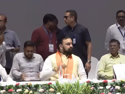 CM Samrat Choudhary महिला रोजगार योजना के तहत जीविका दीदियों को राशि ट्रांसफर करते हुए
