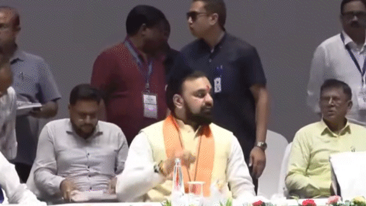 CM Samrat Choudhary महिला रोजगार योजना के तहत जीविका दीदियों को राशि ट्रांसफर करते हुए
