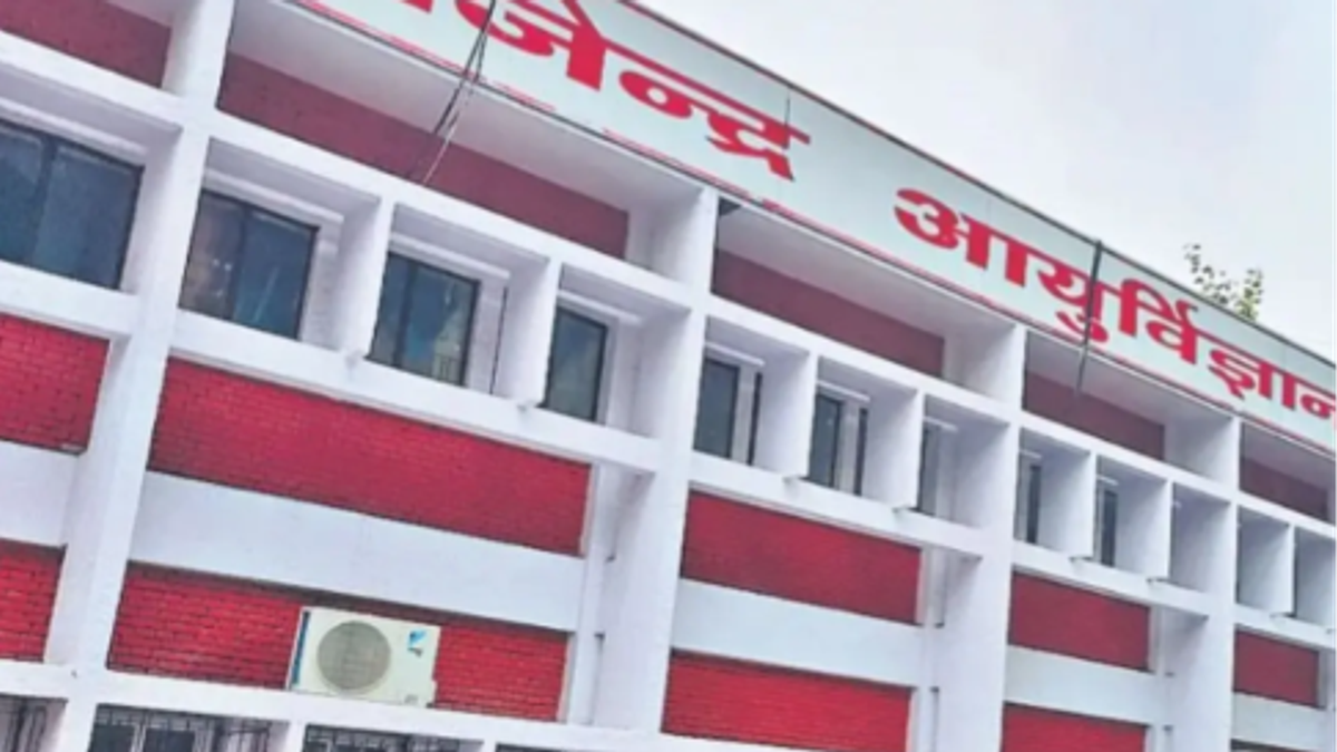 रिम्स रांची ऑडिटोरियम में फेयरवेल पार्टी के बाद बिखरी बीयर की बोतलें और खाली पड़ा फायर एक्सटिंग्विशर का सांकेतिक दृश्य।