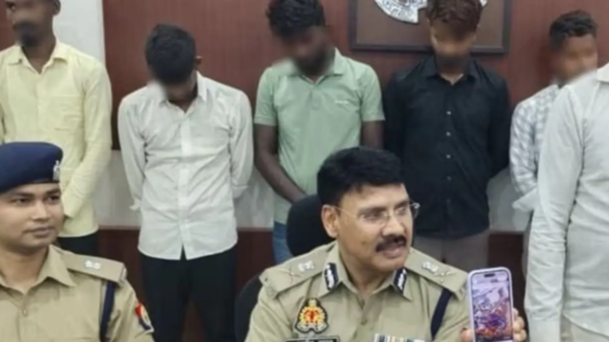 कानपुर में नेटवर्क मार्केटिंग ठगी मामले में गिरफ्तार आरोपियों के खिलाफ कार्रवाई करती पुलिस।