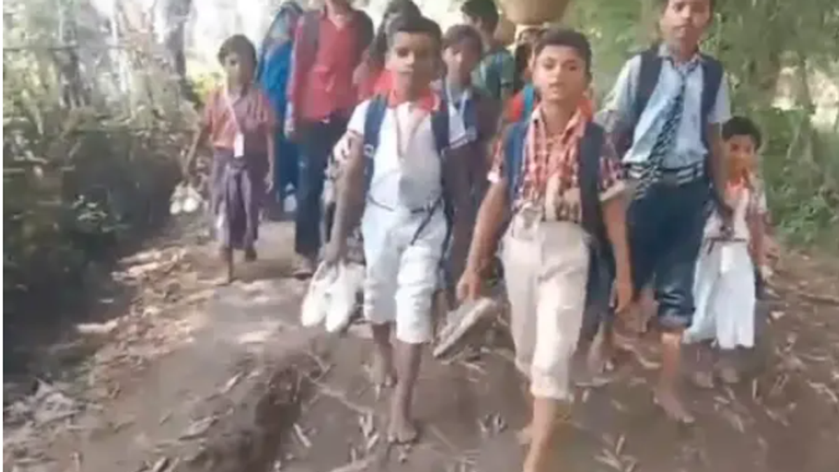 पलामू के जर्जर रास्ते से स्कूल जाते बच्चे और सड़क निर्माण की मांग करते ग्रामीण।