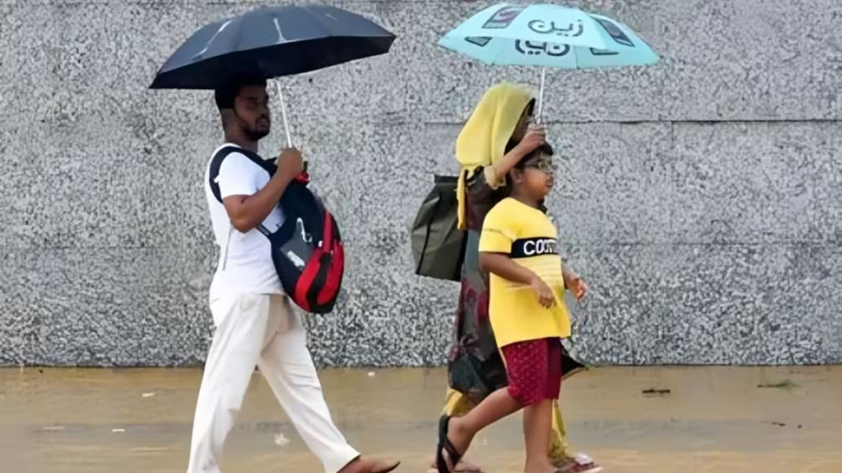 बिहार में मानसून के दौरान तेज बारिश के बीच सड़क पर चलते वाहन और घने बादल।